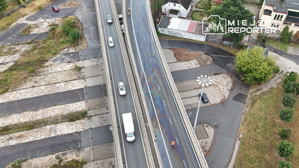 Warszawa: Wypadek na zjeździe z S8. Ciężarówka wjechała w barierki