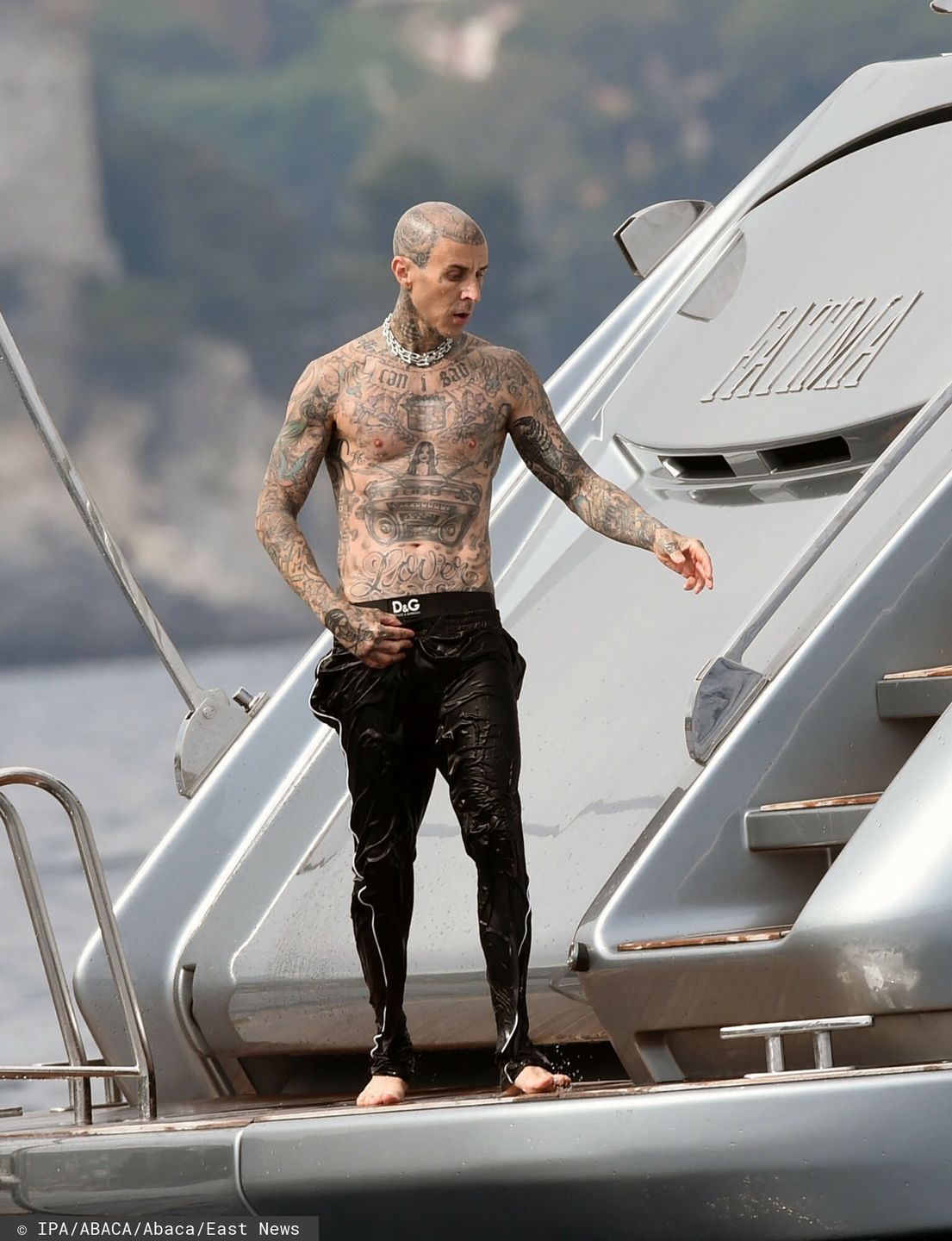 Kourtney Kardashian i Travis Barker pluskają się w morzu