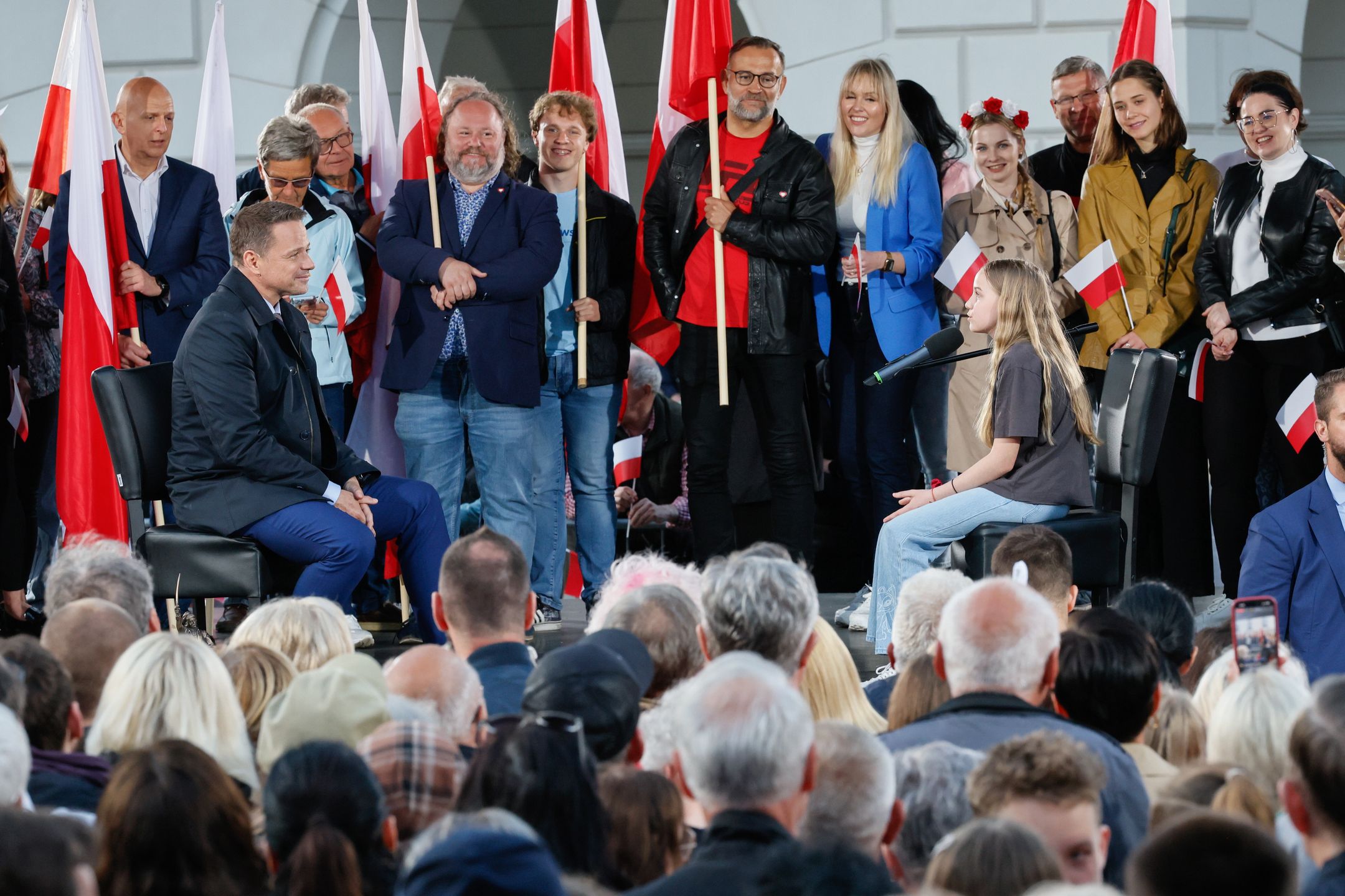 Kalisz, 28.05.2025. Wybory prezydenta RP - kampania przed II turą. Kandydat KO w drugiej turze wyborów prezydenta RP, prezydent Warszawy Rafał Trzaskowski (C-L) na wiecu wyborczym na Rynku w Kaliszu, 28 bm. (jm) PAP/Tomasz Wojtasik