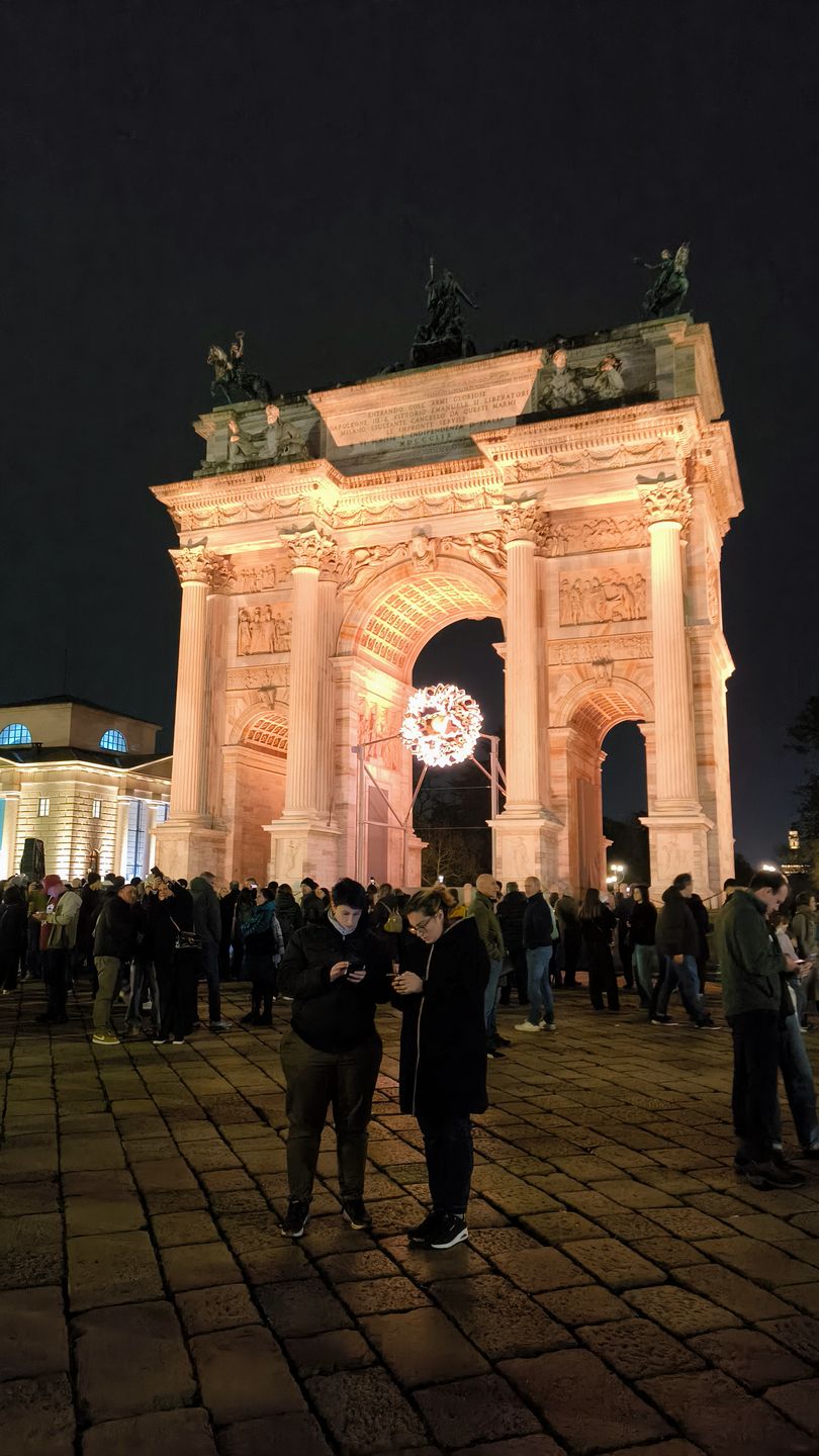 Wieczorne pokazy w Mediolanie są wyjątkowe i przyciągają tłum