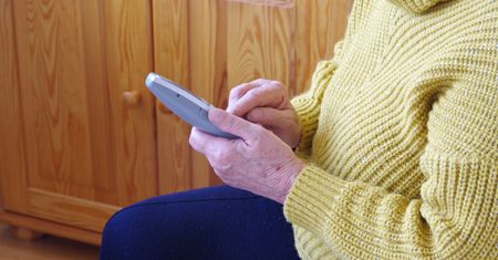Białystok. Zuchwała kradzież - złodziej wyłudził ponad 100 tys. złotych od seniorki