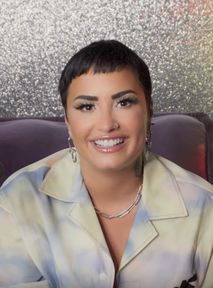 Dlaczego Demi Lovato jest piosenkarko? Czyli jak mówić o osobach niebinarnych