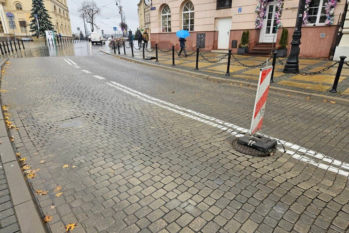 Zapadła się nawierzchnia jezdni na ul. Królewskiej