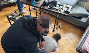 43-latek ostrzelał liceum w Warszawie. Oto, co znaleźli w jego mieszkaniu