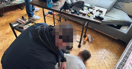 43-latek ostrzelał liceum w Warszawie. Oto, co znaleźli w jego mieszkaniu