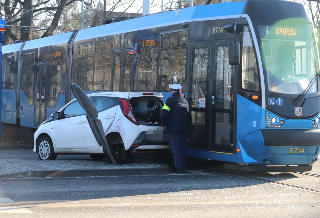 Wrocław: Tramwaj zderzył się z samochodem osobowym na Alei Wielkiej Wyspy. Jedna osoba poszkodowana. Na miejscu pracują wszystkie służby