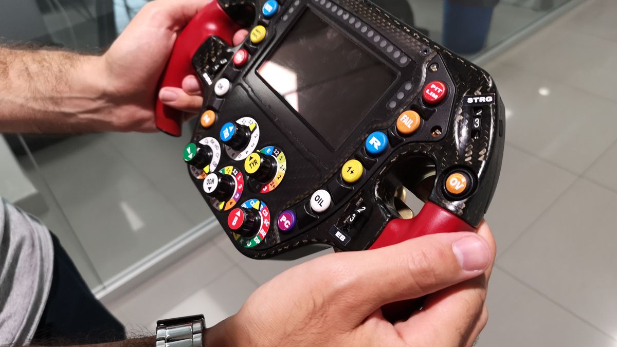 Wystarczy rzut oka na kierownicę F1. Nowoczesnej technologii tutaj nie brakuje!