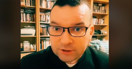 Dziecko płacze na mszy. Stanowcza reakcja księdza