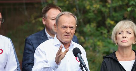"Pan powinien się wstydzić zachowania". Incydent na konferencji Tuska