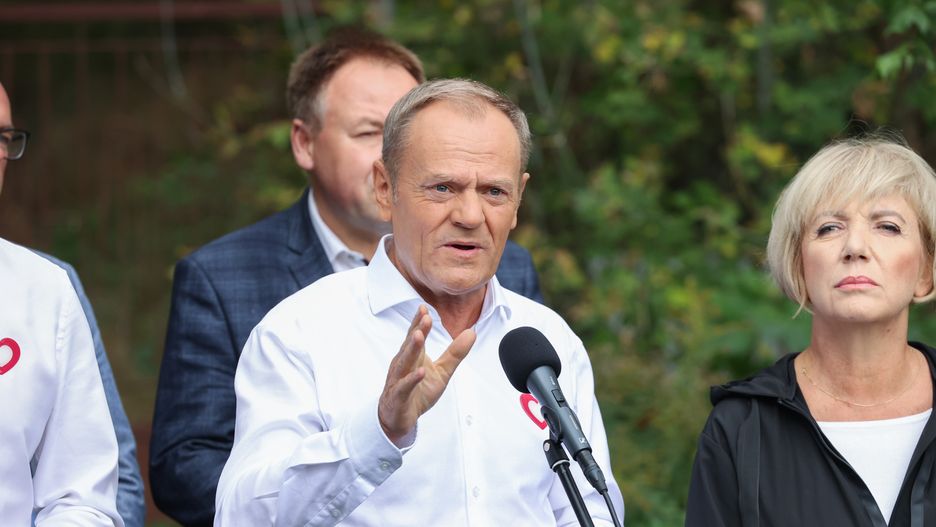 Zgierz, 04.10.2023. Kampania wyborcza do parlamentu 2023. Przewodniczący Platformy Obywatelskiej Donald Tusk (C) oraz posłanka KO Agnieszka Hanajczyk (P) podczas konferencji prasowej przy składowisku odpadów niebezpiecznych w Zgierzu, 4 bm. Donald Tusk przebywa z wizytą w województwie łódzkim. (amb) PAP/Marian Zubrzycki