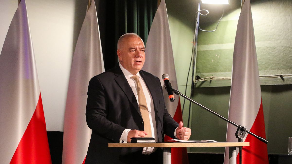 Grodków, 14.07.2023. Minister aktywów państwowych Jacek Sasin podczas spotkania z mieszkańcami w ramach �Trasy Dotrzymanego Słowa� w kinie �Klaps� w Grodkowie, 14 bm. (jm) PAP/Krzysztof Świderski