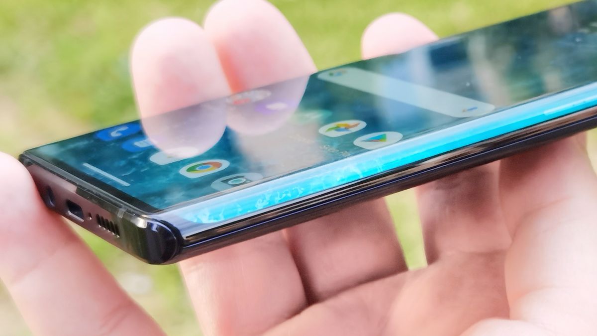 Motorola Edge po kilku miesiącach stała się jednym z najciekawszych smartfonów na rynku 1