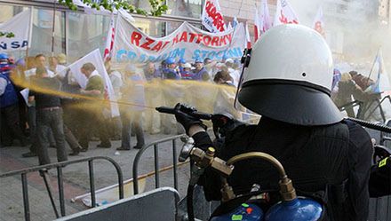 "Agresywne zachowanie demonstrantów"