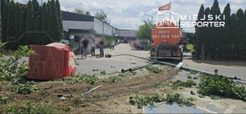 Warszawa: Wjechał szambiarką w drzewa, latarnię, kontener i bramę. Był pod wpływem narkotyków