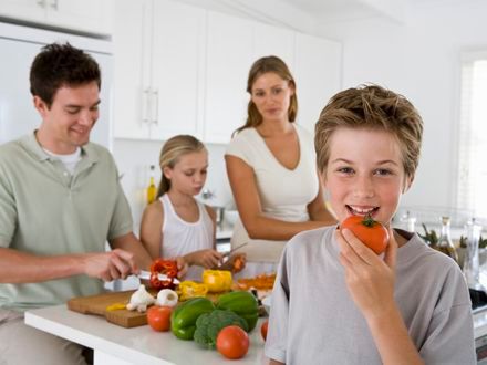 Rodzinne posiłki przekonują do warzyw i owoców