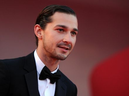 Shia LaBeouf z torbą na głowie