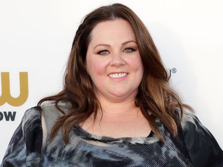 Melissa McCarthy pokazuje Billowi Murrayowi obrazki