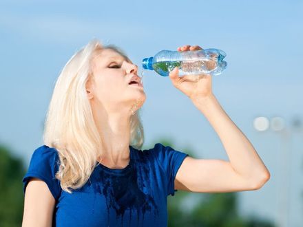 Kobieta pije dziennie 25 litrów wody!