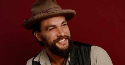 Jason Momoa już nie będzie milczącym mięśniakiem