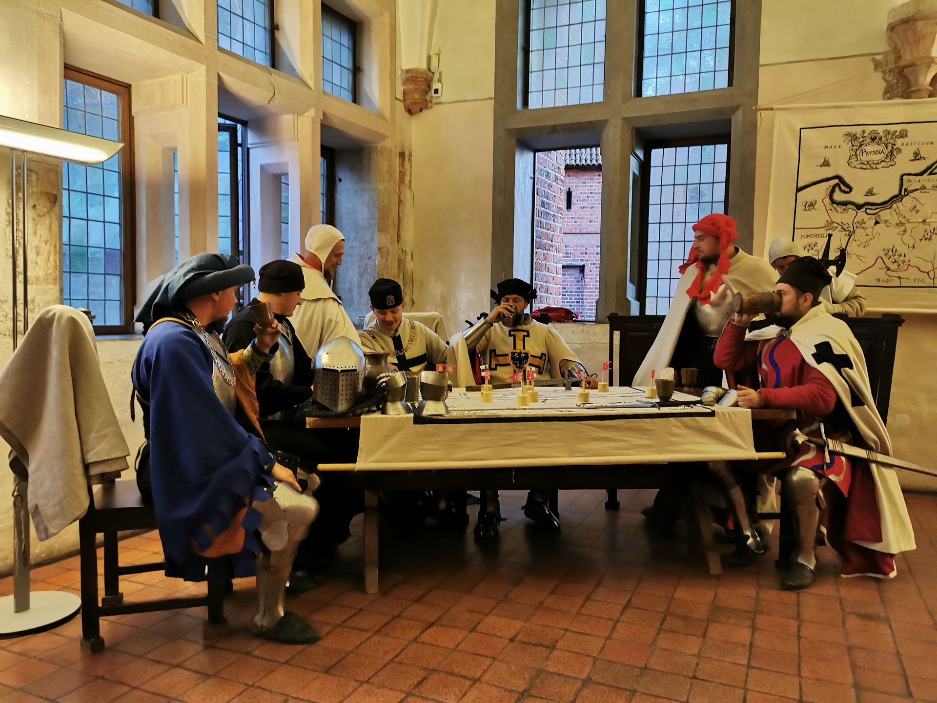 Nocne życie toczy się na zamku jak przed laty