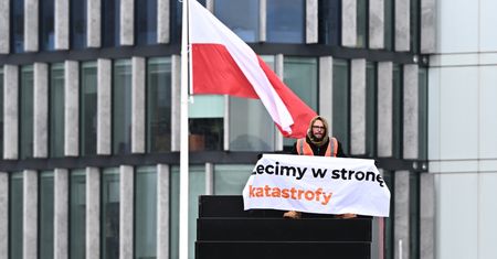 Koniec akcji policji w Warszawie. Aktywista zszedł z pomnika smoleńskiego
