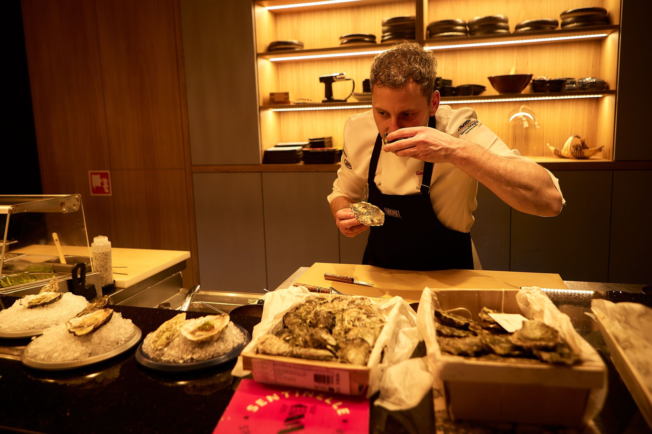 Szef kuchni w Sakanie Bartosz Leszczyński. Czasem ciekawszym pomysłem na wieczór jest obserwowanie, jak przygotowywane są nasze dania