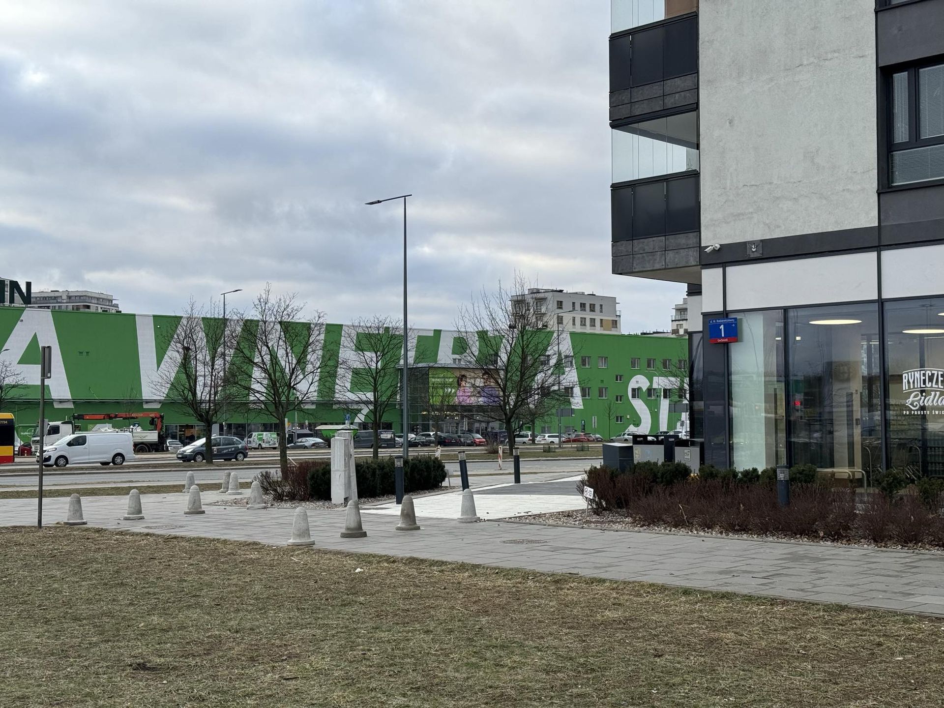 Słupki postawione z drugiej strony drogi pożarowej
