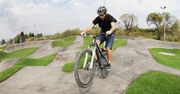 Umowa na pumptrack w Osieku podpisana. Nowa atrakcja powstanie w centrum sportowym. Miłośnicy dwóch kółek już się cieszą