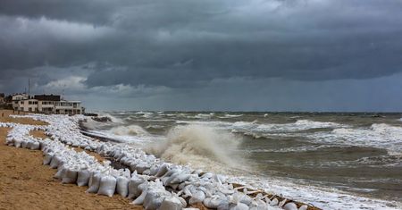 Worki z piaskiem zamiast parasoli. Krynica Morska szykuje się na atak morza