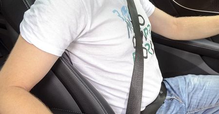 Pasażer bez pasów ucierpiał w wypadku. Sąd zmniejszył odszkodowanie o 90 tys. zł