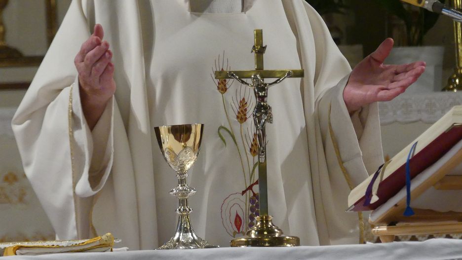 Skandaliczny cennik za pogrzeb. Ksiądz: "jakbym popełnił morderstwo" 