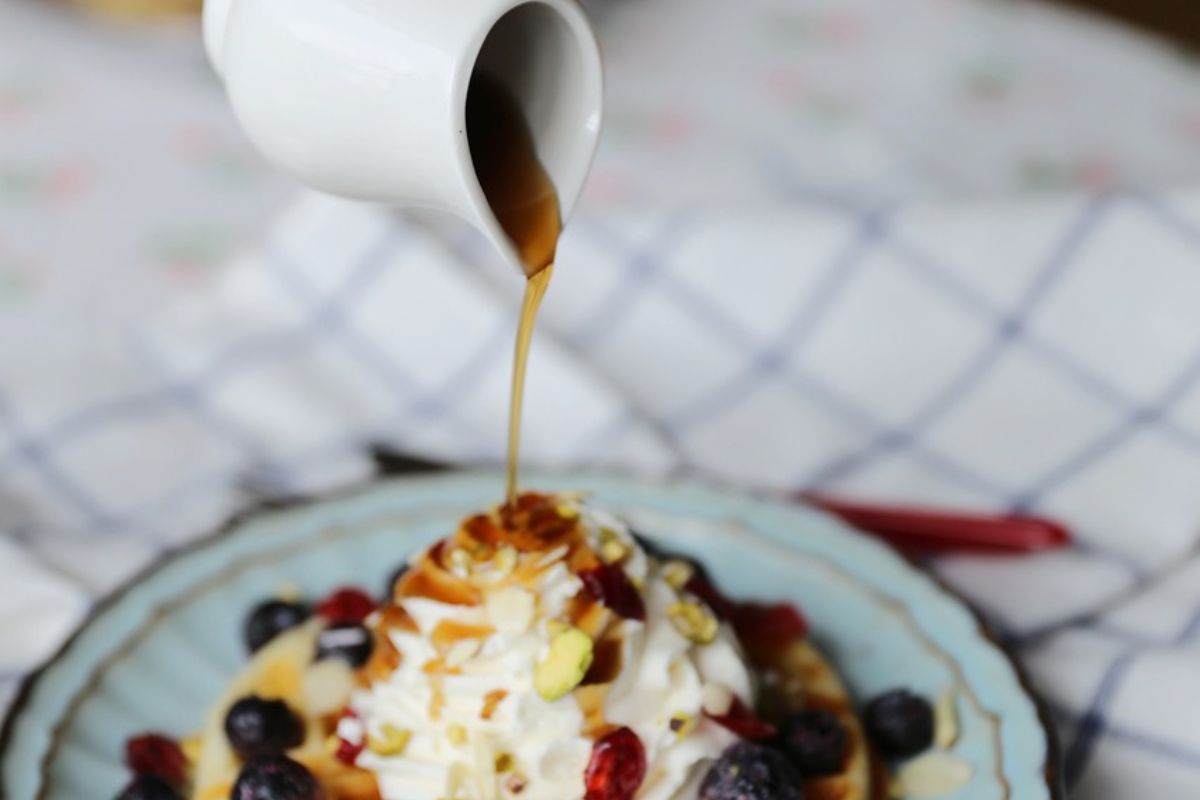 Pine shoot syrup can be used as a sweet sauce for pancakes.