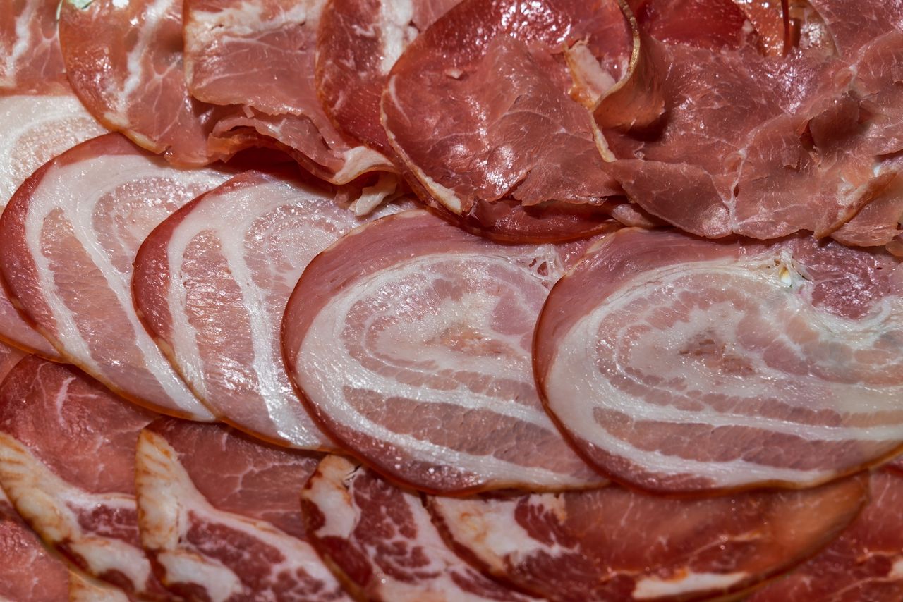 Polacy zajadają się ze smakiem, a powinni unikać. To najbardziej niezdrowe mięso