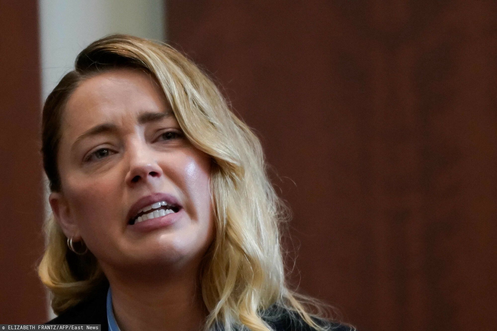 Bliska płaczu Amber Heard zeznaje przed sądem