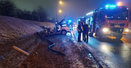 26-latek po pijaku spowodował wypadek na al. Witosa. Tuż po zderzeniu porzucił auto i uciekł pieszo
