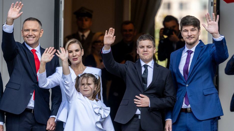 Wejście pary prezydenckiej Marty i Karola Nawrockich do Pałacu