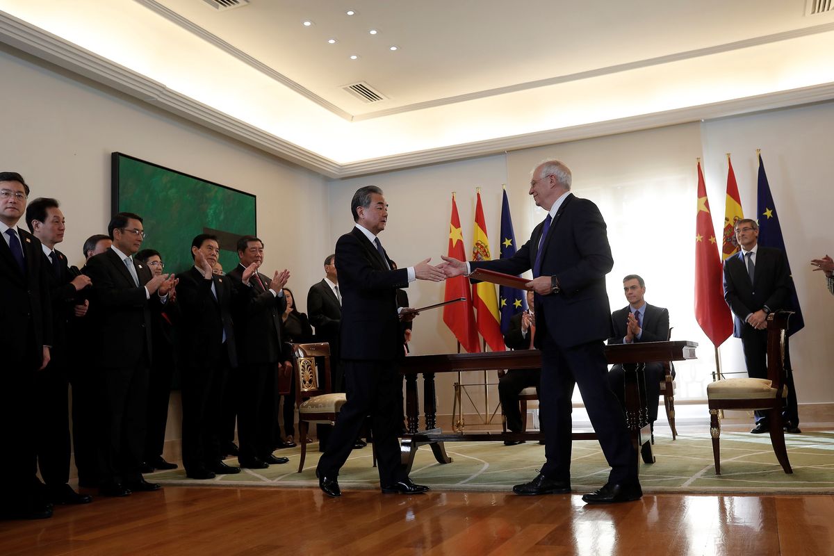Chiński prezydent Xi Jinping i Josep Borrell