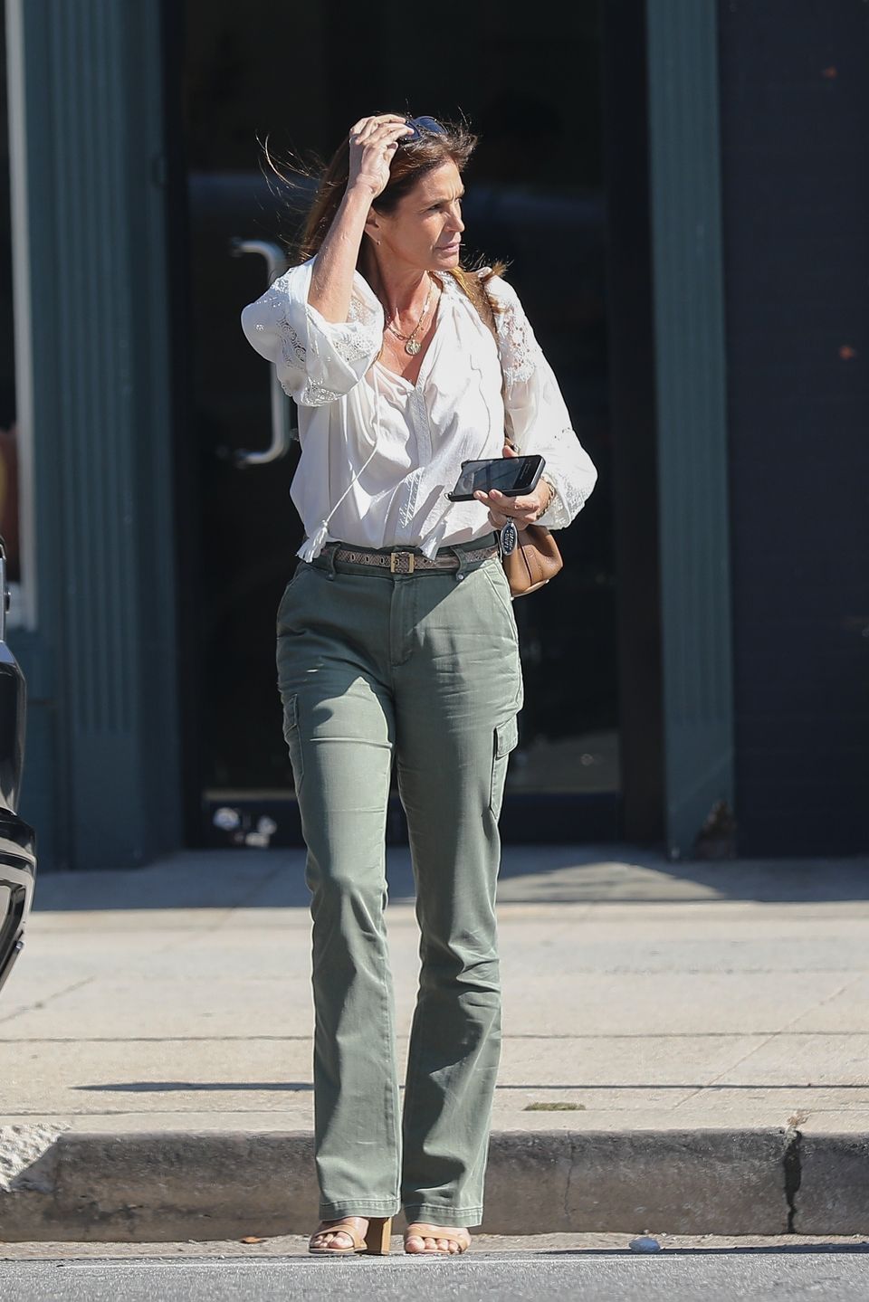 Naturalna Cindy Crawford podczas wizyty u fryzjera