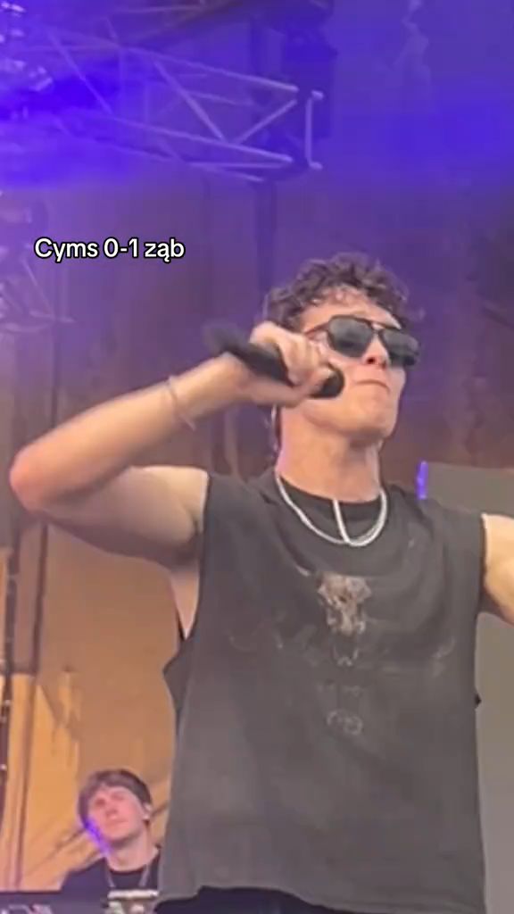 Oskar Cyms stracił zęba na koncercie