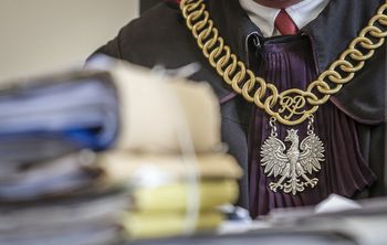Cztery lata więzienia dla bezdomnego za serię włamań do kościołów i lokali gastronomicznych w Przemyślu