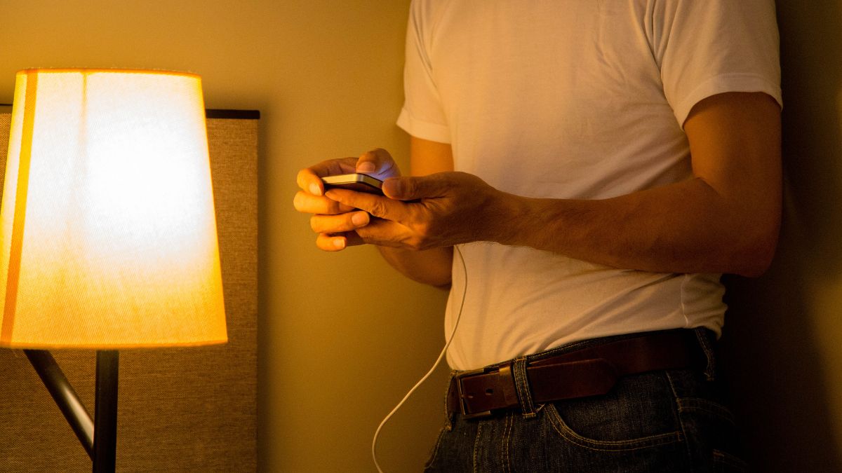 Dużo osób decyduje się na ładowanie telefonu w nocy