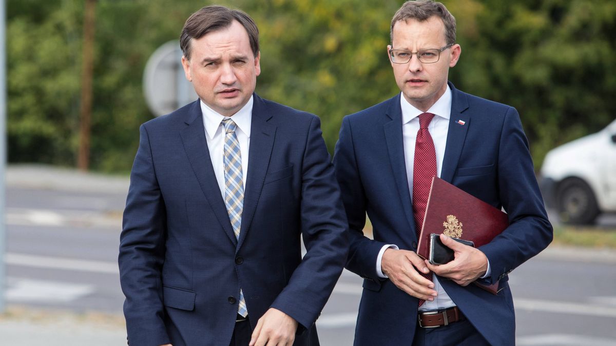 Zbigniew Ziobro, Marcin Romanowski
Wojtek Jargi�o
dopalacze, inwestycje w wi�ziennictwie, konferencja prasowa, Marcin Romanowski, minister, polityk, polityka, prokurator generalny, spotkanie, wiceminister, wizyta, zak�ad karny, Zbigniew Ziobro, zorganizowana grupa przest�pcza