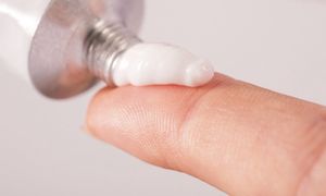 Maść z apteki za mniej niż 10 zł. Zmarszczki przestaną być problemem