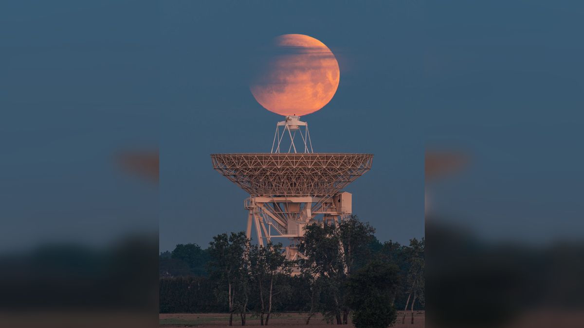 Ogromny Księżyc nad teleskopem. Polak uchwycił go w obserwatorium pod Toruniem 1