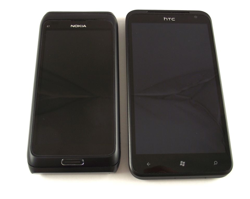 HTC Titan a Sensation i 7 Trophy, Nokia N9 i E7 oraz Samsung Wave - porównanie wielkości i wyglądu 12