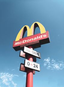 Jak zaoszczędzić w McDonald’s? Aplikacja, OkazYEAH i trick z bonifikartą