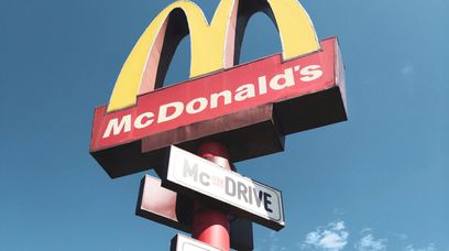 Jak zaoszczędzić w McDonald’s? Aplikacja, OkazYEAH i trick z bonifikartą