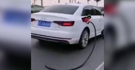 Kobiece tankowanie. Odjechała z wpiętym pistoletem i wężem