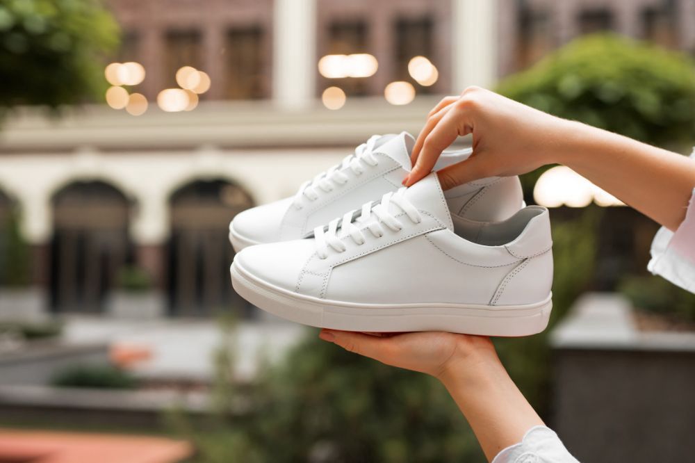 Białe sneakersy to absolutny klasyk 