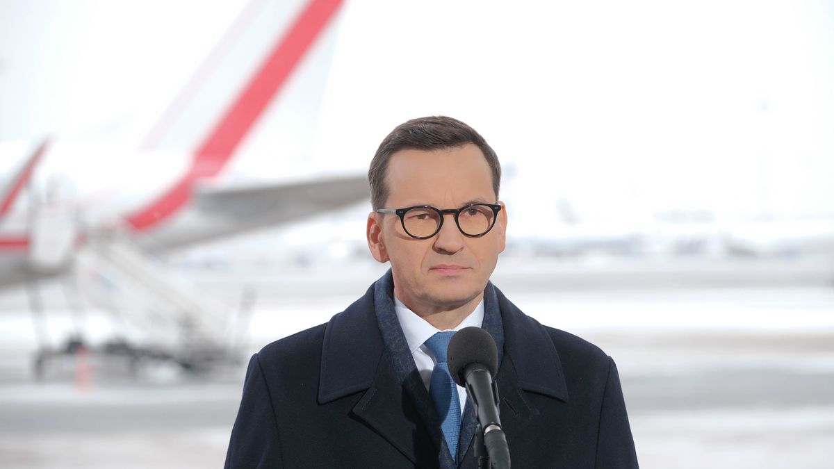 Warszawa, 24.11.2022. Premier Mateusz Morawiecki podczas konferencji prasowej na lotnisku Okęcie w Warszawie, 24 bm. Premier Morawiecki udaje się na szczyt szefów rządów państw Grupy Wyszehradzkiej w Koszycach. (mr) PAP/Mateusz Marek
